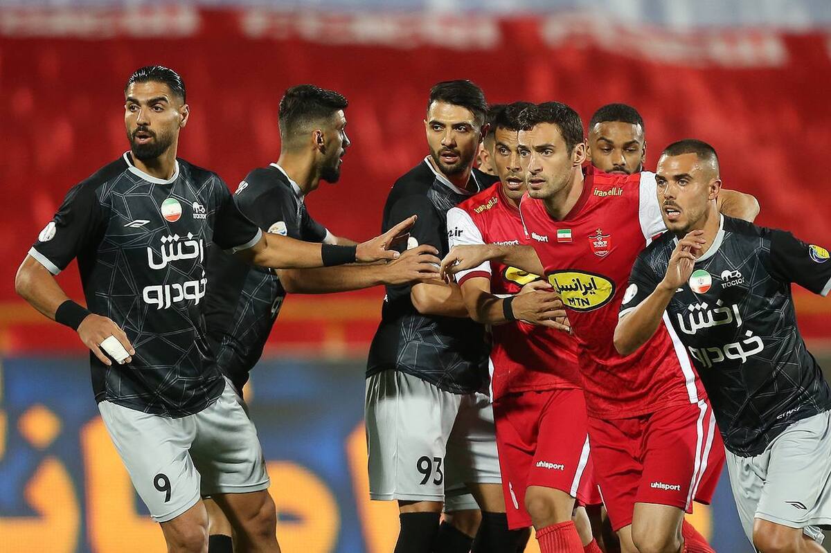 تراکتور با لباس سیاه و پرسپولیس با لباس قرمز