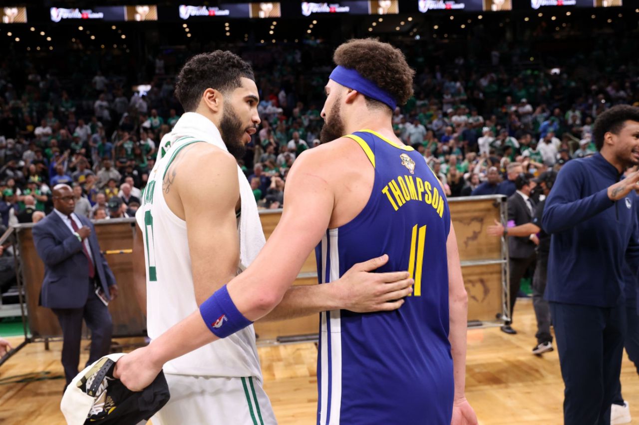 کلی تامپسن و جیسن تیتم پس از بازی ششم فینال ۲۰۲۲ NBA میان گلدن استیت وریرز و بوستون سلتیکس 