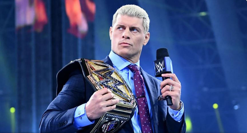 کودی رودز به همراه کمربند آندیسپیوتد WWE در اسمکدان